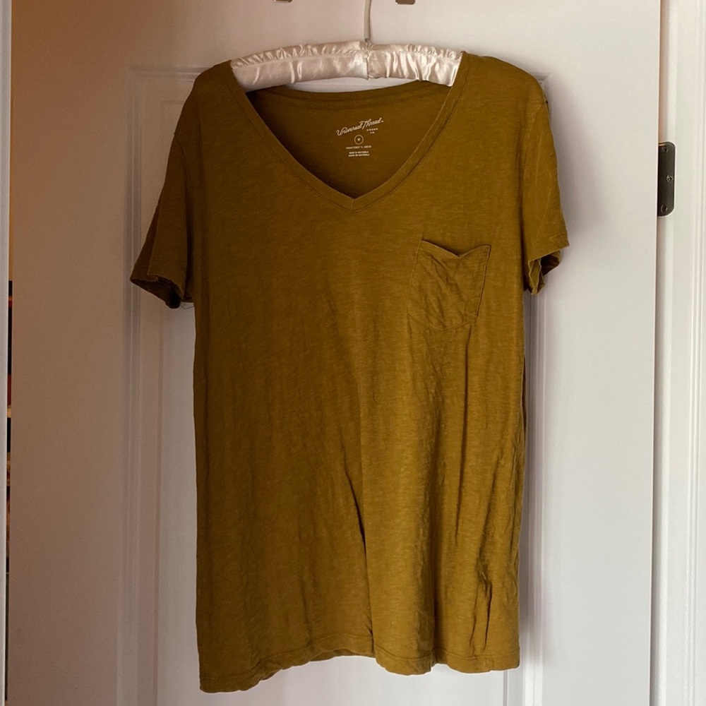 Universal Thread Vneck - Picture 1 of 2